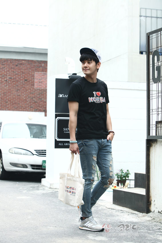 [텍스트: I ♥ KOREA] 흑색 면 티셔츠에 흰색·빨간색·패턴 레터링을 3D 입체발포 기법으로 표현한 캐주얼 스타일 연출 모습