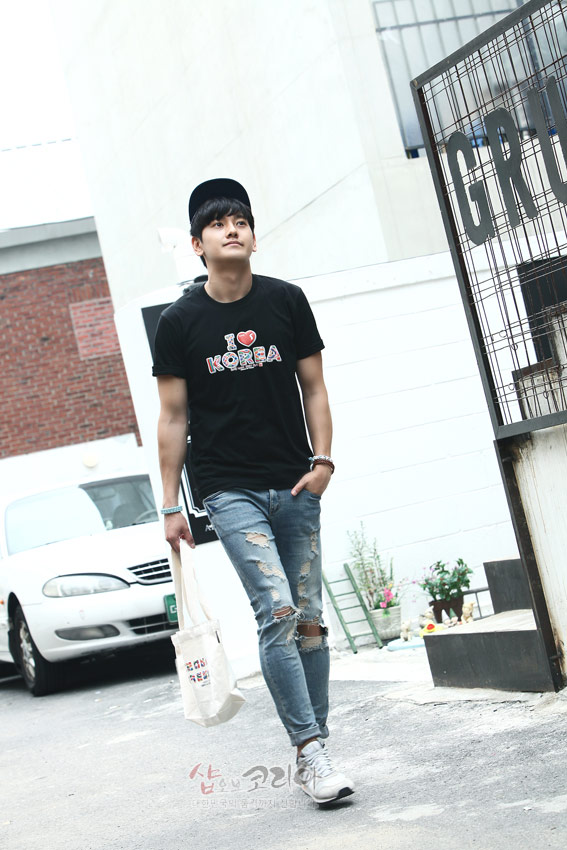 [텍스트: I ♥ KOREA] 검은색 면 티셔츠에 3D 친환경 입체발포 기법으로 표현된 컬러풀 영문 레터링과 하트 장식 디자인