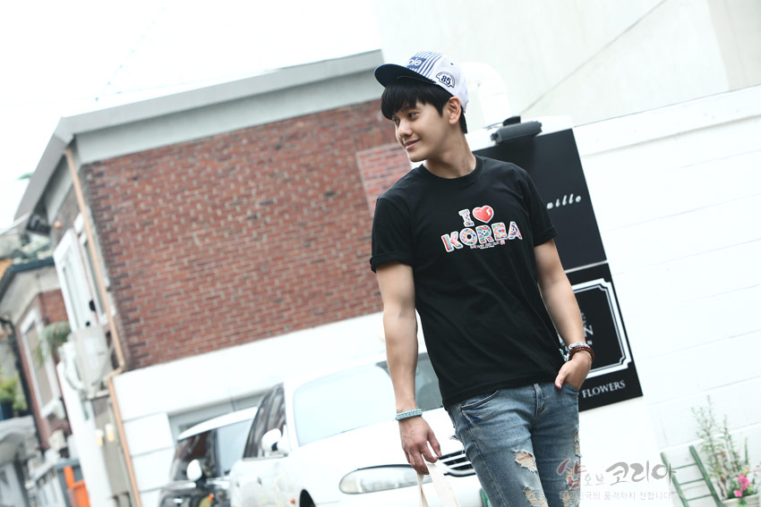 [텍스트: I ♥ KOREA] 검은색 면 티셔츠에 다채로운 색상의 전통 문양을 활용한 3D 입체발포 영문 레터링 장식 디자인