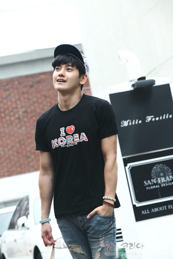 [텍스트: I ♥ KOREA] 흑색 면 티셔츠 위에 컬러풀한 3D 입체발포 기법으로 영문 레터링과 하트 문양을 장식한 캐주얼 티셔츠 이미지 설명