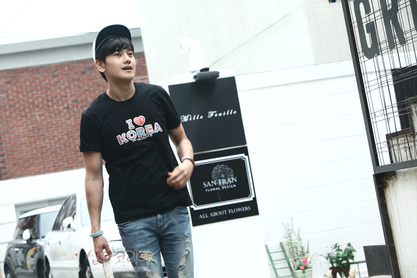 [텍스트: I ♥ KOREA] 검은색 면 티셔츠 위에 컬러풀한 3D 입체발포 영문 레터링과 전통문양 패턴이 돋보이는 캐주얼 스타일 연출 이미지