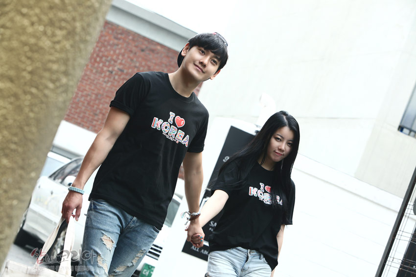 [텍스트: I ♥ KOREA] 검은색 면 티셔츠 위에 다채로운 색상의 3D 입체 발포 레터링으로 표현된 영문 문구 장식 모습