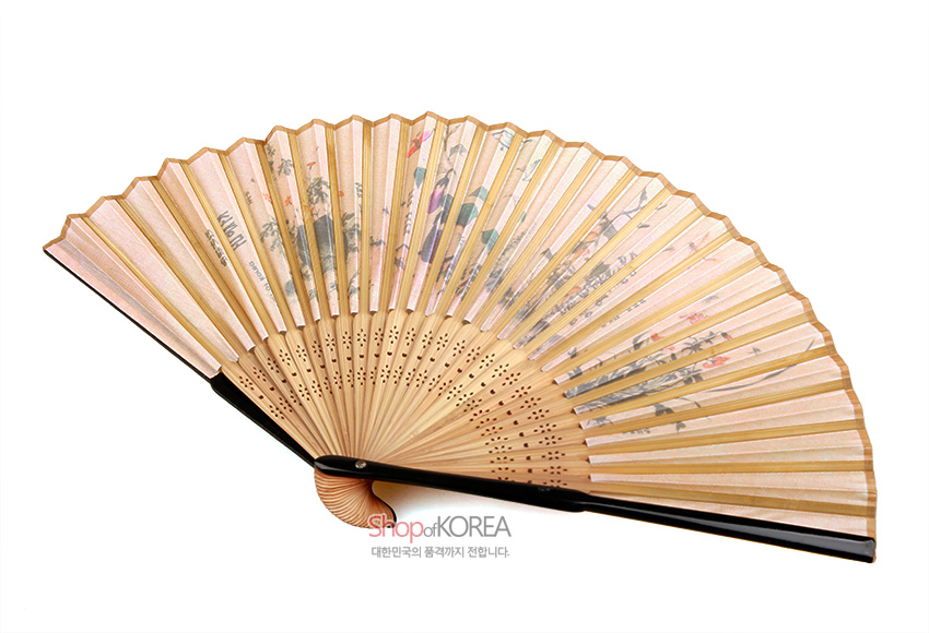 [텍스트: ShopKOREA 대한민국의 품격까지 전합니다] 대나무 살에 한지와 실크 느낌 재질을 배접하고, 은은한 분홍빛 배경 위 초충도 민화와 한자 서예가 섬세하게 그려진 전통 접이부채 모습