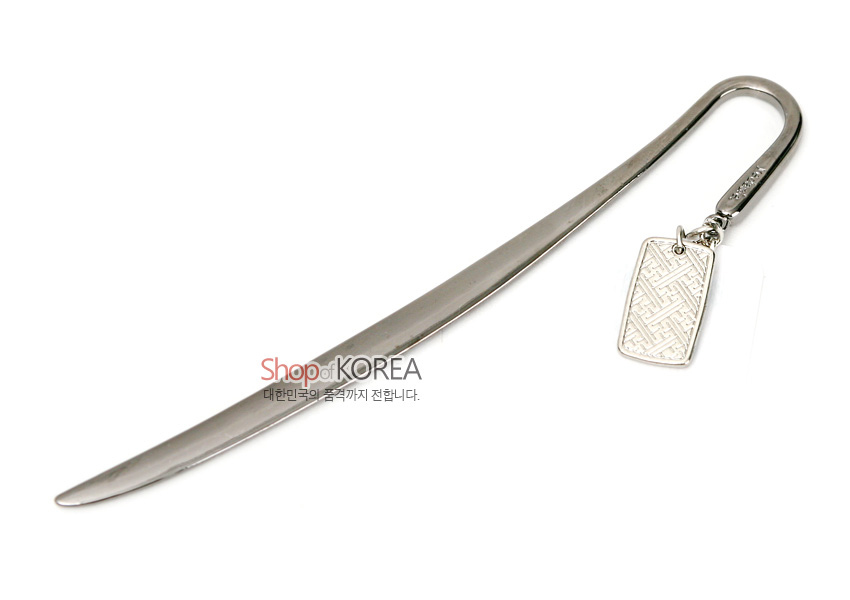 [텍스트: Shop of KOREA 대한민국의 품격까지 전합니다.] 금속 재질 곡선형 비녀책갈피에 사각 펜던트 장식, 은빛 전통 기하학 문양 조각 표현