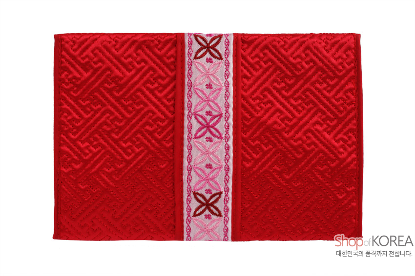 [텍스트: ShopofKOREA 대한민국의 품격까지 전합니다.] 붉은 비단 누비 바탕에 전통 길상문 양각 처리되고, 중앙 분홍 자수 띠에 꽃과 나비 형상의 기하학 문양이 놓인 지갑 모습