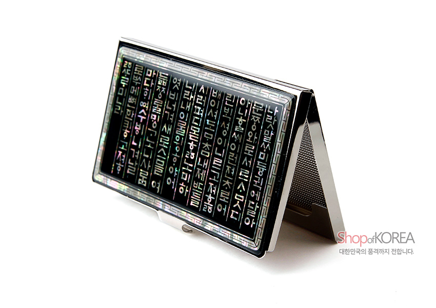 [텍스트: 나랏말ᄊᆞ미 듕귁에 달아 문자와로 서로 사맛디 아니할쎄] 검은 바탕 위 자개 상감으로 훈민정음 서문을 세로 배열하고 은색 금속 테두리와 기하학 문양을 두른 명함집 디자인