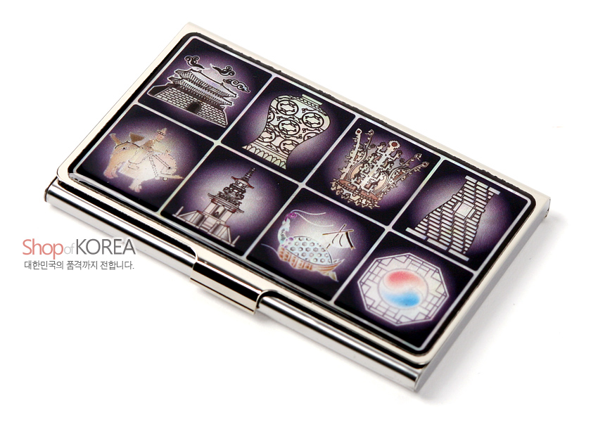 [텍스트: Shop of KOREA 대한민국의 품격까지 전달합니다.] 금속 재질 명함집 위 보라색 그라데이션 바탕, 선각과 자개 느낌으로 국보 문양 9칸 배열된 디자인