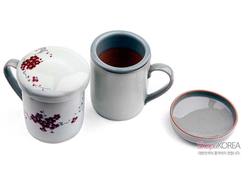[텍스트: Shop of KOREA 대한민국의 품격까지 전합니다.] 옅은 청자색 유약 위 붉은 매화 문양이 수채화처럼 표현된 도자기 머그 2인 세트 구성