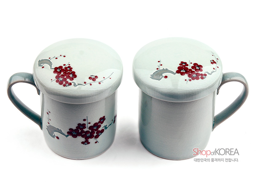[텍스트: Shop of KOREA / 대한민국의 품격까지 전합니다.] 옅은 청자색 바탕에 붉은 매화와 회청색 가지 문양이 둘러진 유약 광택 도자기 뚜껑 머그 2인 세트 모습
