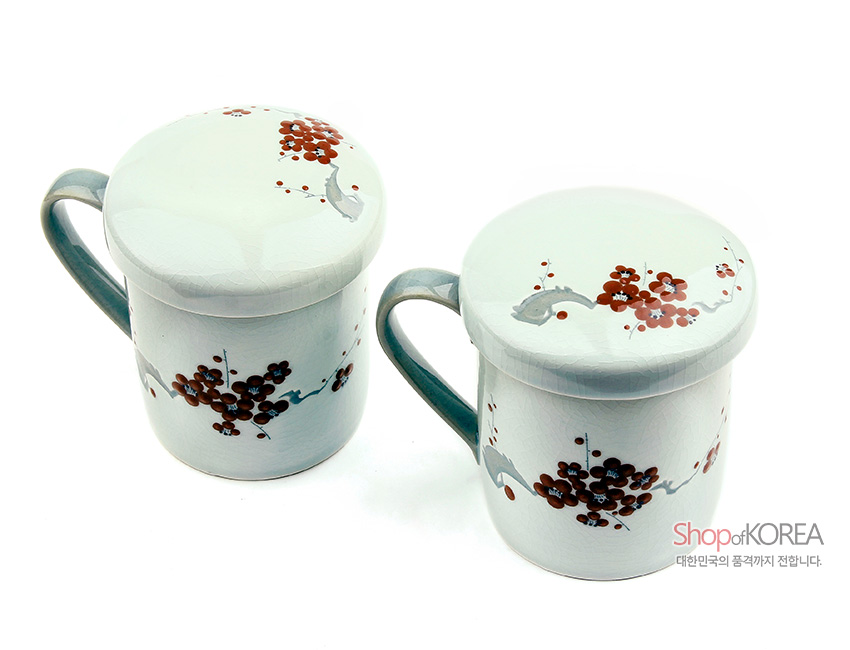 [텍스트: Shop of KOREA 대한민국의 품격까지 전합니다.] 옅은 청자색 바탕에 붉은 매화와 회색 가지 문양이 그려진 뚜껑 포함 도자기 머그 2인 세트 이미지 설명