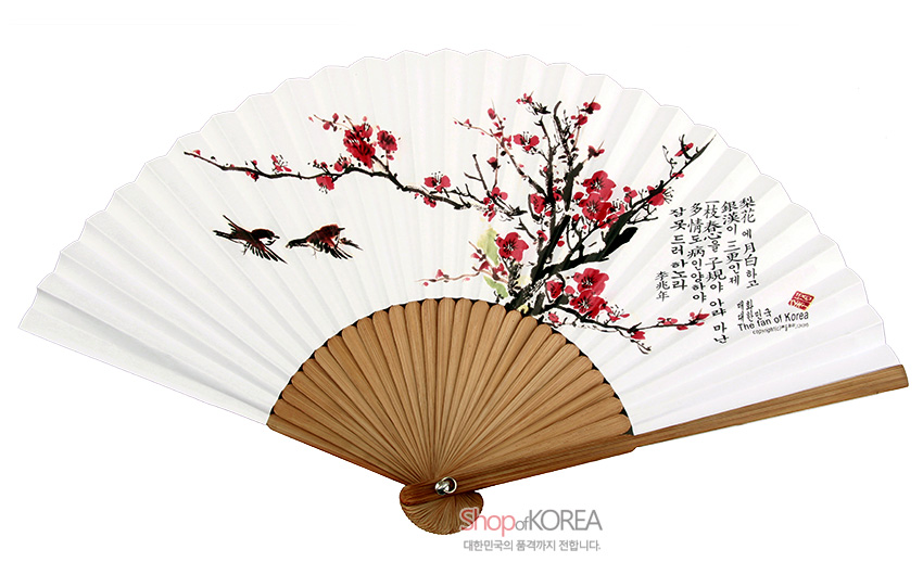 [텍스트: 梅花에 서리를 이기고 銀漢이 휘늘어진 翰墨을 다하여도 붓끝닿을 곳이 없어라 多病江山구름속에 기대 빌어보는 壯又壯이라, The fan of Korea] 대나무 살과 흰 종이 위 붉은 매화와 새, 한글·한자 서예가 어우러진 동양화풍 전통 접선 이미지