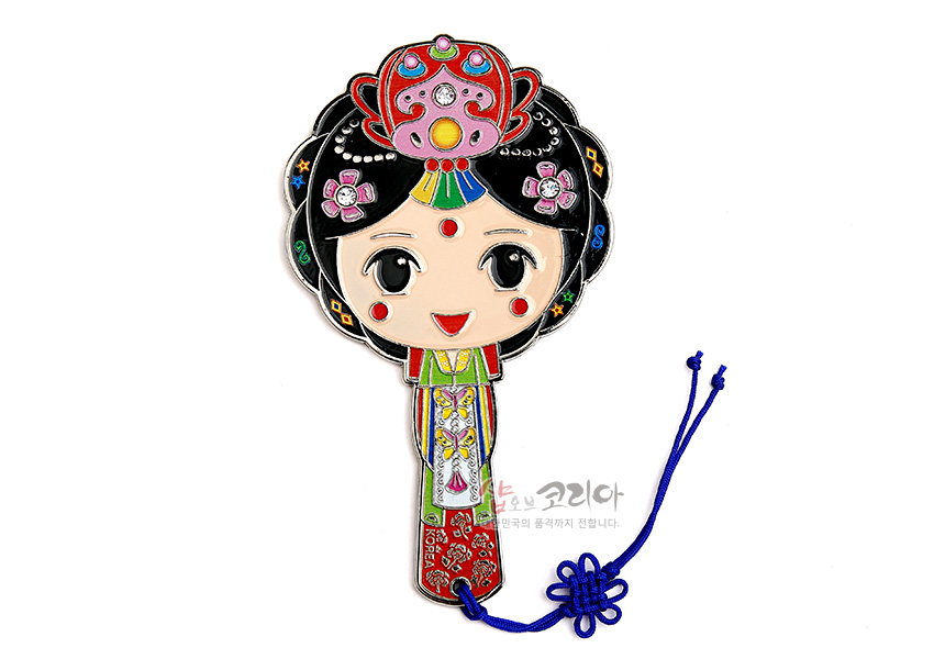 [텍스트: KOREA] 금속 재질 위 에나멜 채색 기법으로 표현한 신부 한복 인물 손거울, 꽃과 나비 문양, 보석 장식 족두리, 청색 전통 매듭끈 장식 특징의 디자인
