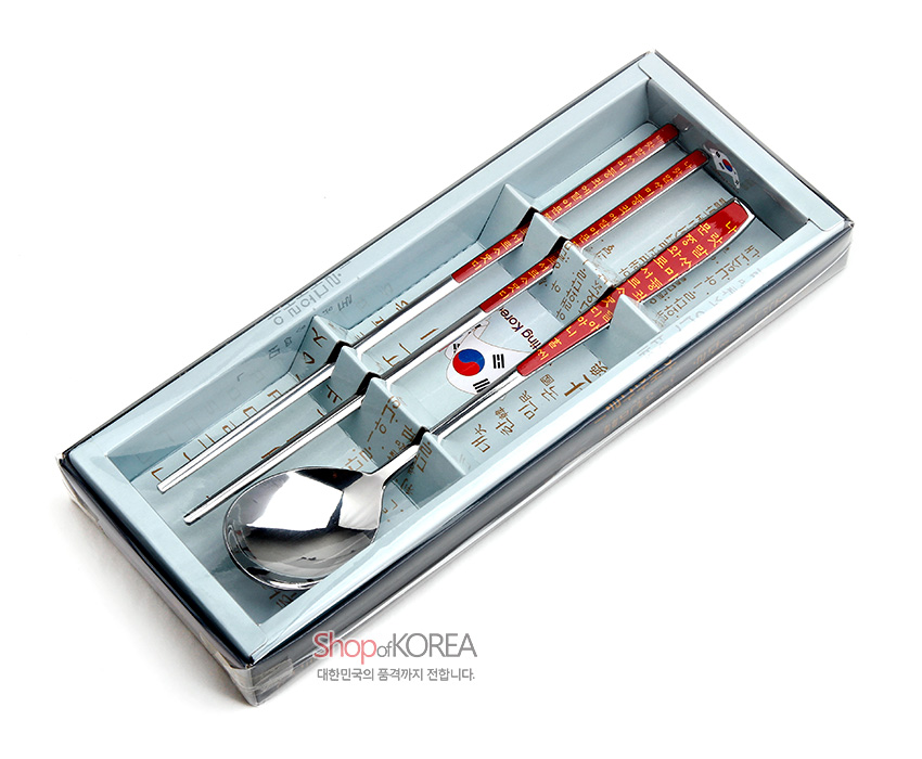 [텍스트: ShopofKOREA / 대한민국의 품격까지 전합니다.] 붉은 색 손잡이에 금색 훈민정음 글자가 장식된 스테인리스 젓가락과 숟가락 1인 세트 이미지 설명