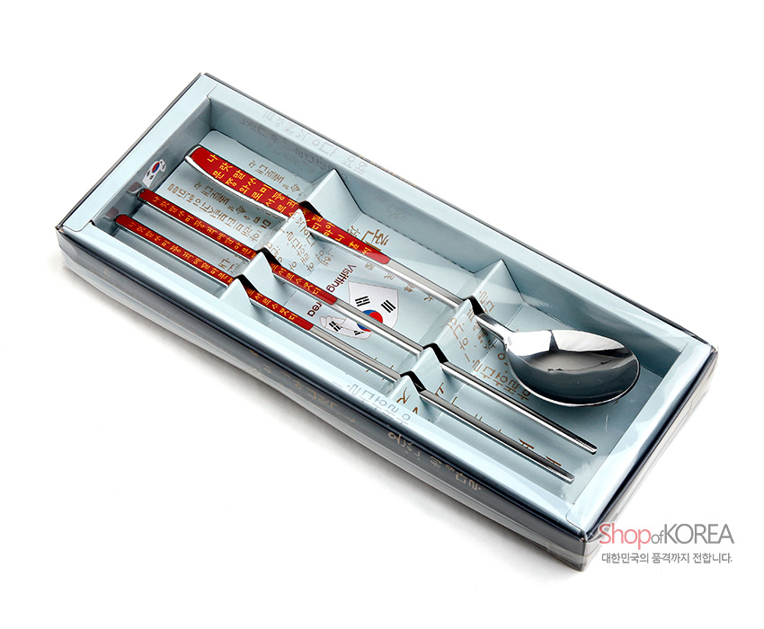 [텍스트: Shop of KOREA 대한민국의 품격까지 전합니다.] 붉은색 손잡이에 금색 훈민정음 글자를 넣은 스테인리스 수저와 젓가락 1인 세트, 국기 문양 포장 구성