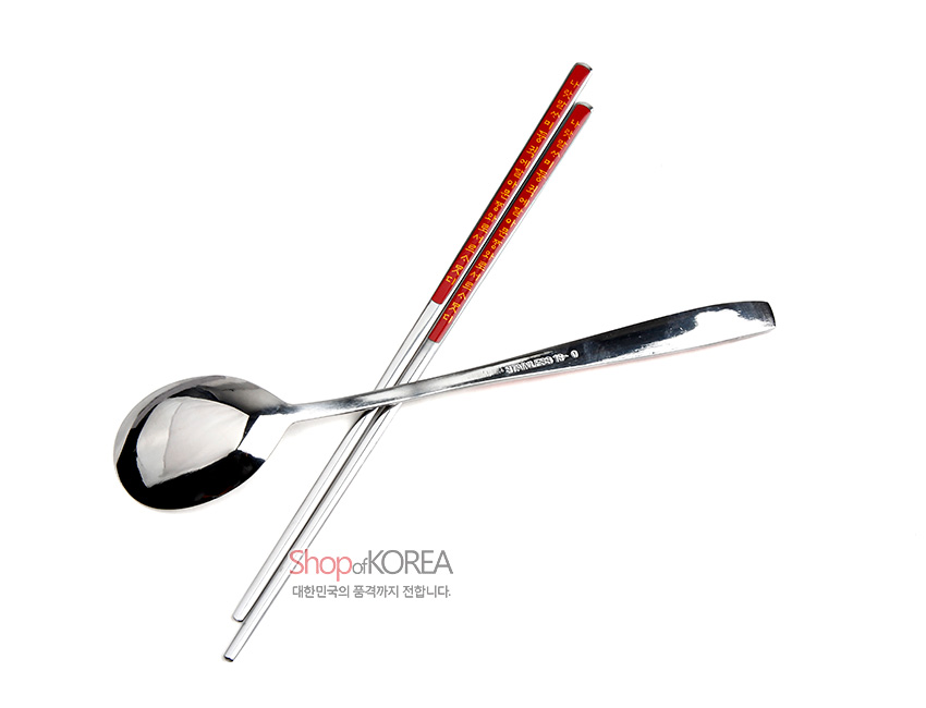 [텍스트: Shop of KOREA 대한민국의 품격까지 전합니다.] 붉은색 손잡이에 금색 훈민정음 문양이 삽입된 스테인리스 수저와 젓가락 1인 세트 이미지 설명