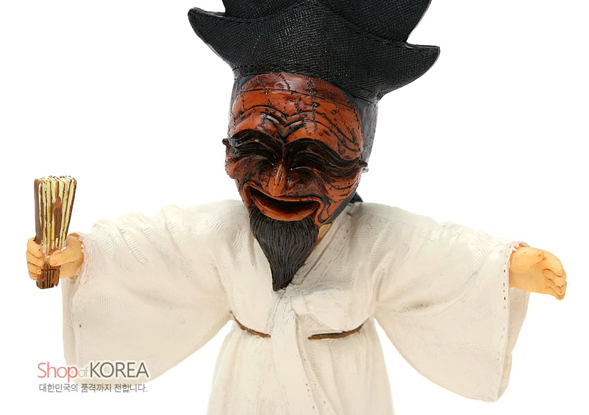 [텍스트: Shop of KOREA, 대한민국의 품격까지 전합니다.] 목재 질감의 갈색 양반탈과 검정 갓, 미세한 주름 표현의 흰색 한복, 손에 든 부채를 섬세하게 조형한 전통 인형 모습