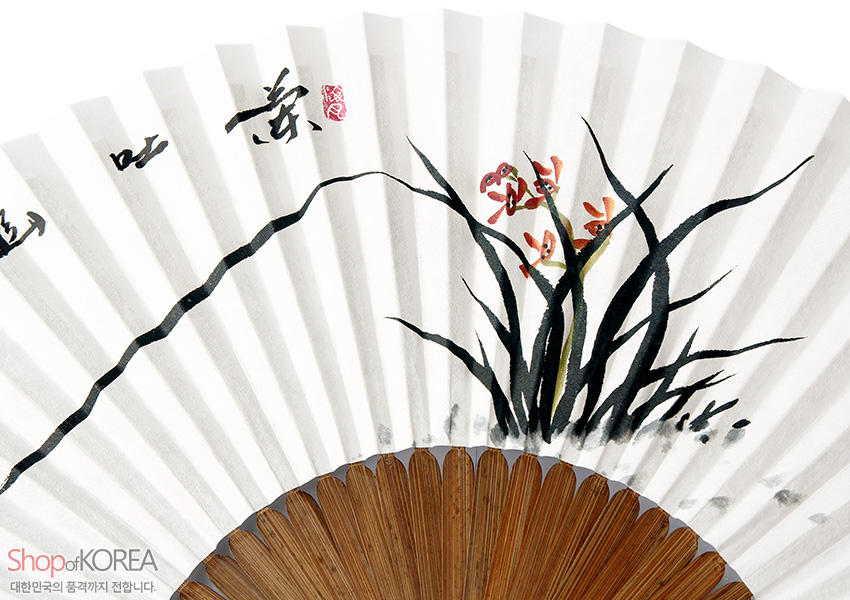 [텍스트: Shop of KOREA 대한민국의 품격까지 전합니다.] 대나무 살과 흰 한지 위 수묵 채색 난초와 한자 서예, 붉은 낙관이 어우러진 전통 오죽선 이미지 설명