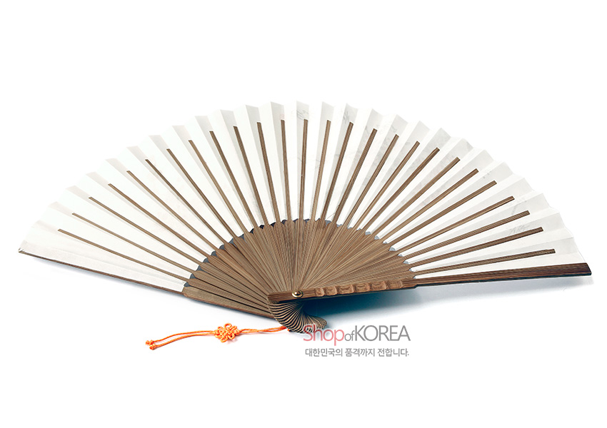 [텍스트: ShopofKOREA 대한민국의 품격까지 전합니다.] 대나무 살대와 흰 한지로 구성된 반원 형태의 전통 접선, 오렌지 매듭 장식 포인트인 디자인
