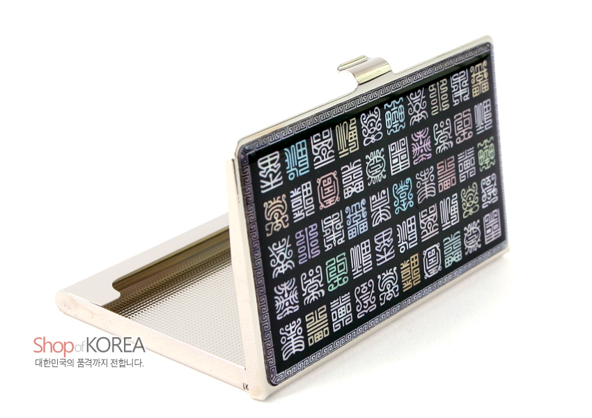 [텍스트: Shop of KOREA 대한민국의 품격까지 전합니다.] 금속 테두리 위 흑색 바탕에 다채로운 자개 사각 전서 문자문을 격자로 배치한 직사각 명함집 디자인