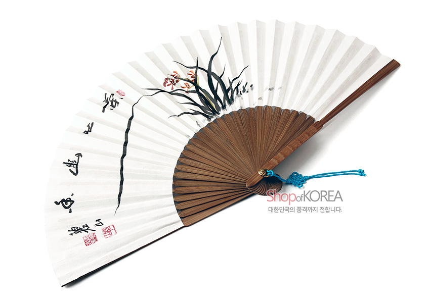 [텍스트: Shop of KOREA 대한민국의 품격까지 전합니다.] 흰 한지 위 수묵채색 난초와 한자 서예, 붉은 낙관이 조화를 이루는 대나무살 전통 오죽선, 청색 매듭 장식 포인트