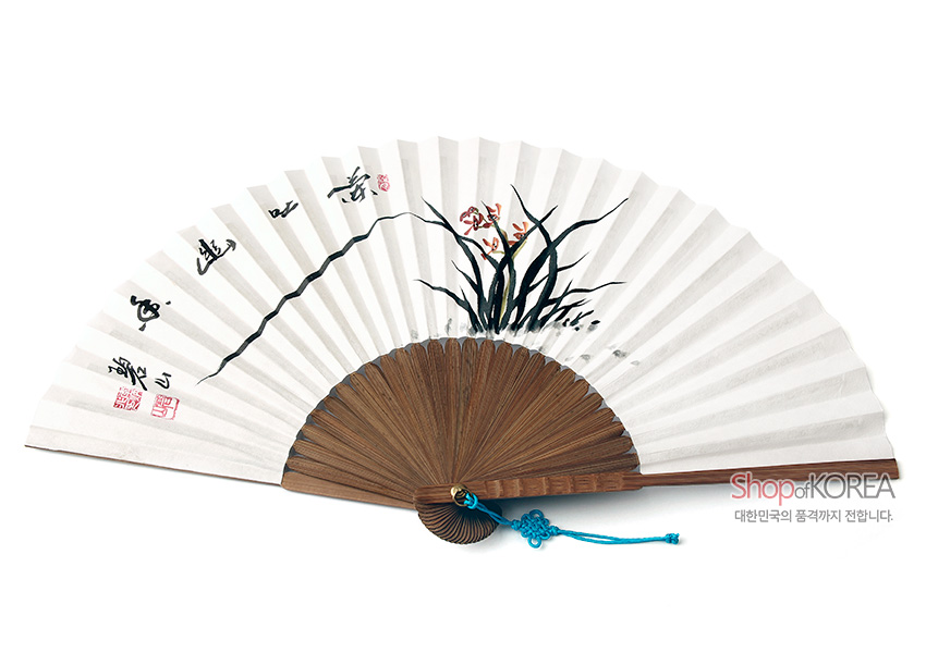 [텍스트: Shop of KOREA 대한민국의 품격까지 전합니다.] 흰 한지에 수묵채색 난초와 한자 서예, 붉은 낙관이 어우러진 전통 오죽선과 청색 매듭 장식 이미지