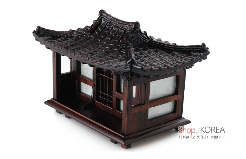 [텍스트: Shop of KOREA 대한민국의 품격까지 전합니다.] 짙은 갈색 목재와 기와 지붕 조형, 창살 문양과 반투명 백색 창호지를 조합한 한옥 형 좌등 디자인