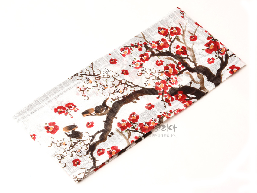 [텍스트: 샵오브코리아] 흰 바탕의 천 위에 붉은 매화와 갈색 나무줄기, 새를 수묵화풍으로 인쇄한 직사각 손수건 디자인
