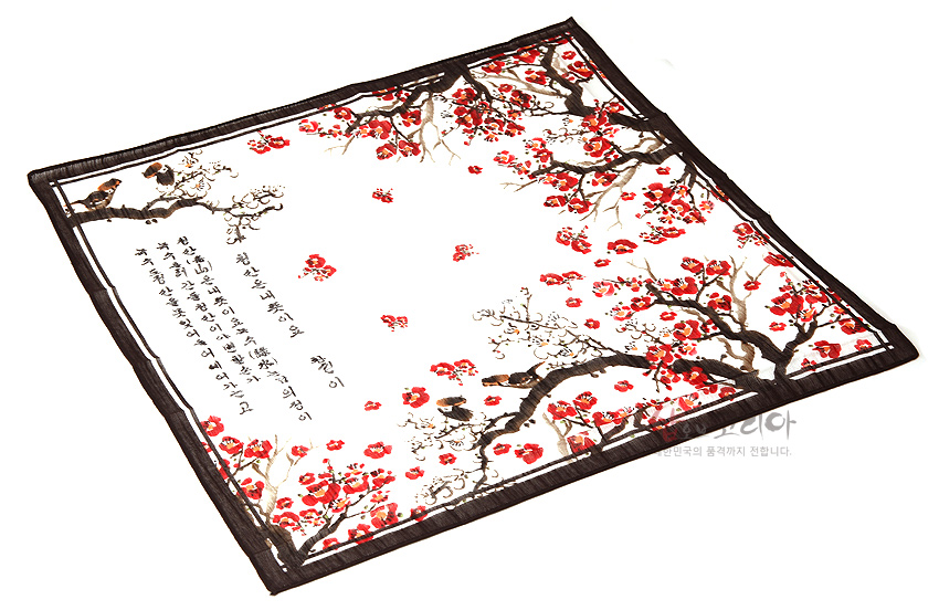 [텍스트: 한송이 한송이/ 차곡차곡/ 어여쁘게도 피웠구나/ 매화야 매화야/ 어느 봄날/ 단아한 자태로/ 세상을 깨우는구나] 흰 바탕에 붉은 매화와 가지, 새를 수묵화풍으로 인쇄하고 짙은 색 실로 가장자리를 마감한 사각 손수건 디자인