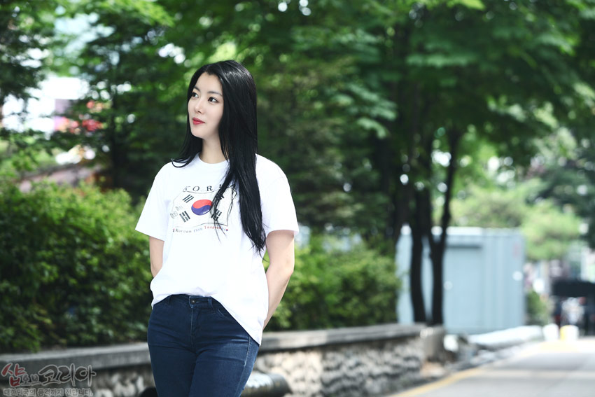 [텍스트: KOREA, Korean folk Taurus] 흰색 면 티셔츠에 태극기와 사괘, 영문 문구가 입체발포 기법으로 인쇄된 캐주얼 반소매 디자인