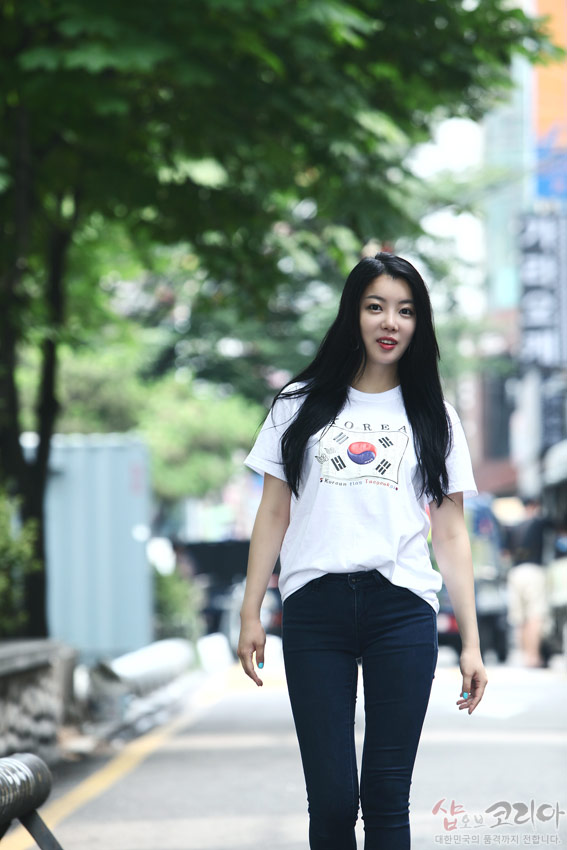 [텍스트: KOREA Korean 1001 Taegukgi] 흰색 면 티셔츠 중앙 태극 문양과 사괘를 컬러 입체발포 기법으로 표현한 캐주얼 반소매 디자인