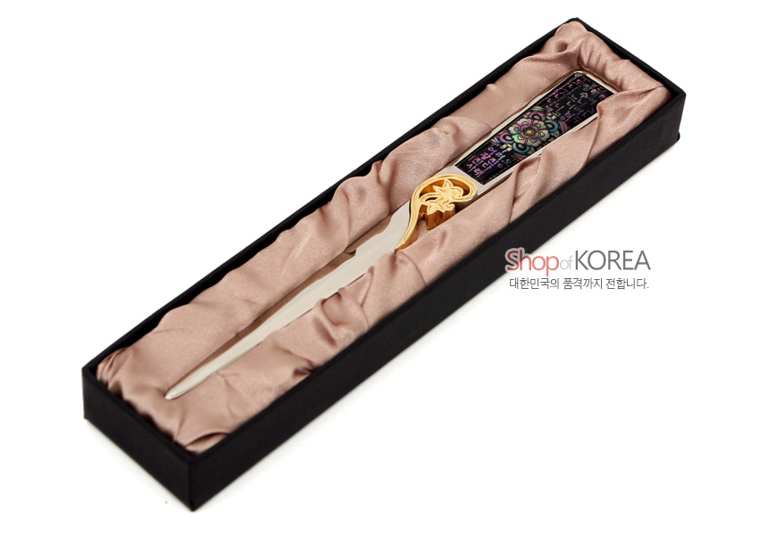 [텍스트: Shop of KOREA 대한민국의 품격까지 전합니다.] 금속 재질 칼날과 금색 장식 손잡이에 자개 상감 시조 글귀와 단청 꽃문양을 더한 편지칼 고급 케이스 구성
