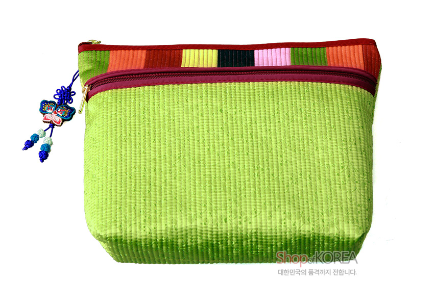 [텍스트: Shop of KOREA 대한민국의 품격까지 전합니다.] 연두색 누비 천에 색동 스트라이프 배색, 자주색 지퍼와 나비 전통매듭 장식이 더해진 파우치 지갑 모습