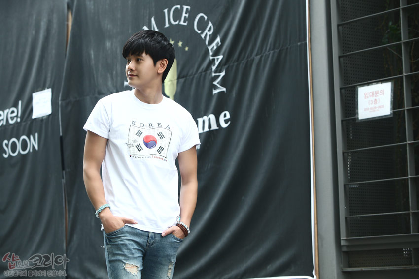 [텍스트: KOREA, Korean Life T-shirt] 흰색 면 티셔츠에 태극기 문양과 사괘를 3D 입체발포 기법으로 표현한 전면 프린트 디자인