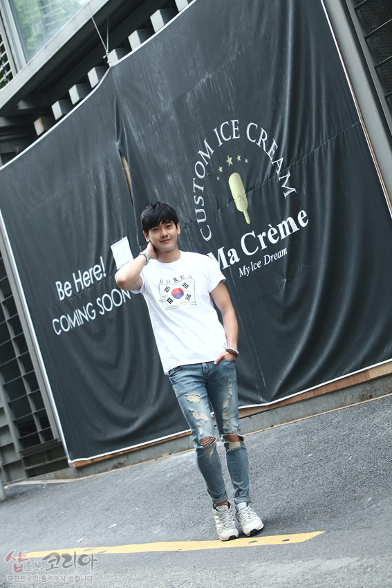 [텍스트: KOREA] 흰색 면 반소매 티셔츠에 태극 문양과 사괘를 3D 입체 발포 기법으로 표현한 디자인