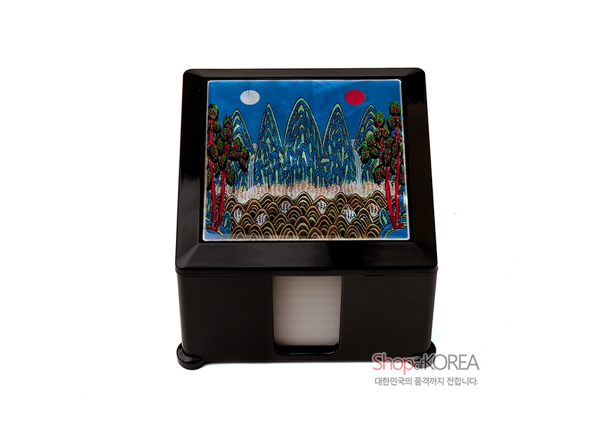 [텍스트: ShopKOREA 대한민국의 품격까지 전합니다.] 칠흑색 옻칠 바탕 위 일월오봉도 자개 상감과 청록색 산수, 붉은 소나무와 파도무늬가 조화를 이룬 메모지함 디자인