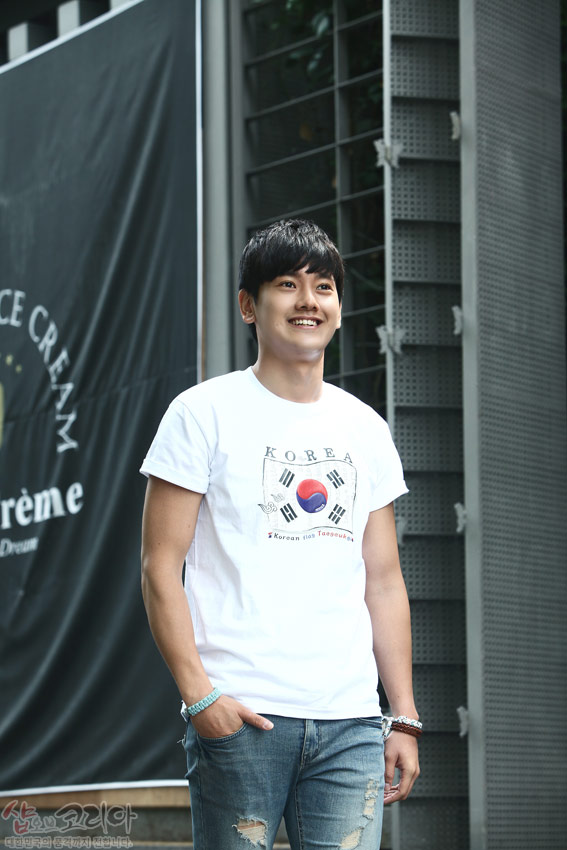 [텍스트: KOREA / Korean tlos Taeguek] 흰색 면 티셔츠 중앙에 태극기와 사괘를 3D 입체발포 기법으로 표현한 전면 인쇄 디자인