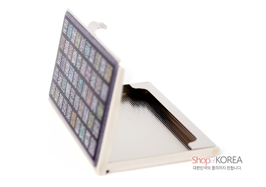 [텍스트: Shop of KOREA 대한민국의 품격까지 전합니다.] 은은한 금속 재질 위 흑색 바탕 자개 상감, 다채로운 사각 전서체 한자 문양 격자 배열 명함집 모습