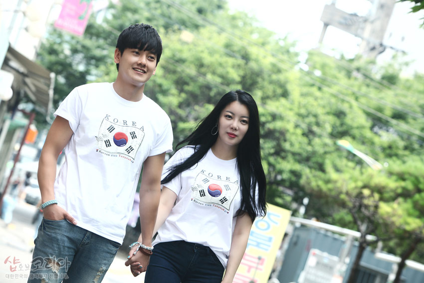 [텍스트: KOREA, Korea Into Tomorrow] 흰색 면 반소매에 태극기와 사괘, 입체감 있는 원형 테두리 그래픽이 인쇄된 캐주얼 티셔츠 연출 이미지