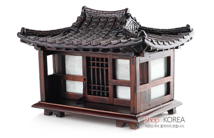 [텍스트: Shop of KOREA 대한민국의 품격까지 전합니다.] 짙은 갈색 목재 기와지붕과 창살 문양, 반투명 백색 조명창이 어우러진 한옥 좌등 스탠드 디자인