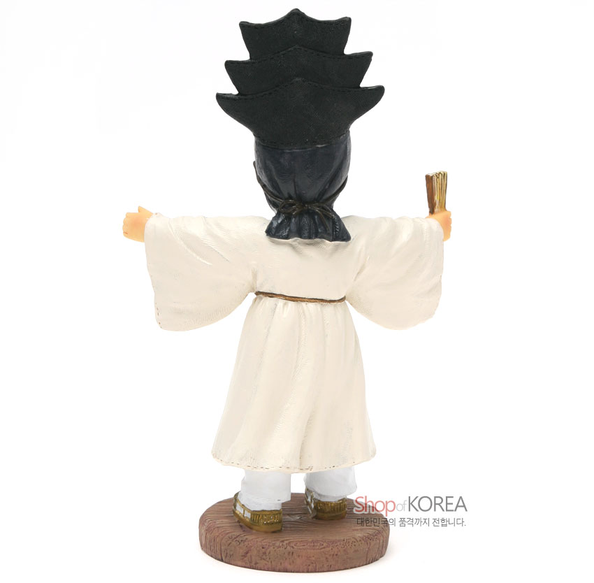 [텍스트: Shop of KOREA 대한민국의 품격까지 전합니다.] 검은 갓과 상투, 흰 한복과 짚신을 섬세한 질감으로 표현한 양반탈 인형 뒷모습 조형