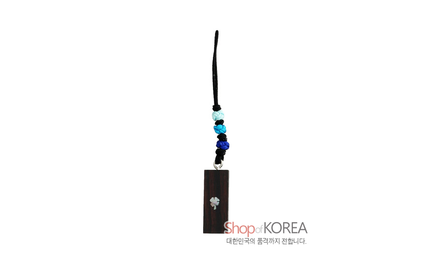 [텍스트: Shop of KOREA 대한민국의 품격까지 전합니다.] 흑단 직사각 펜던트에 자개 삼연꽃 문양을 상감하고 청색 계열 매듭과 검은 끈으로 마감한 핸드폰 장식형 열쇠고리