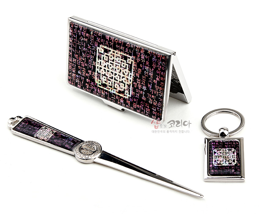 [텍스트: SHOP OF KOREA] 자개 상감 기법의 금속 명함집·편지칼·열쇠고리 3종, 자주색 바탕 위 시조 한글 문양과 중앙 기하학 무늬 장식 이미지