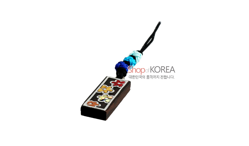 [텍스트: Shop of KOREA 대한민국의 품격까지 전합니다.] 흑단 직사각 펜던트에 자개와 채색으로 삼연꽃 문양을 넣고 청·백색 매듭과 검은 끈을 더한 열쇠고리 장식