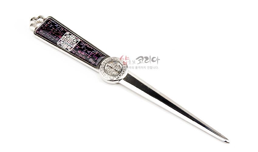 [텍스트: 샵오브코리아] 금속 재질 편지칼 위 자주색 바탕 자개 상감, 시조문 한글과 기하학 무늬 장식 디자인