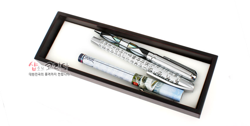 [텍스트: 샵오브코리아 대한민국의 품격까지 전합니다] 금속 재질 편지칼·지칼·필함에 서체 문양과 전통 회화 장식이 어우러진 사무용 3종 세트 모습