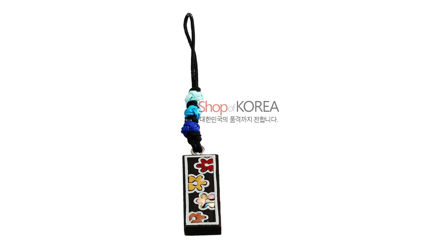[텍스트: Shop of KOREA 대한민국의 품격까지 전합니다.] 흑단 직사각 펜던트에 자개와 채색으로 삼연꽃 문양 장식, 청색 계열 매듭과 끈이 어우러진 열쇠고리형 장식