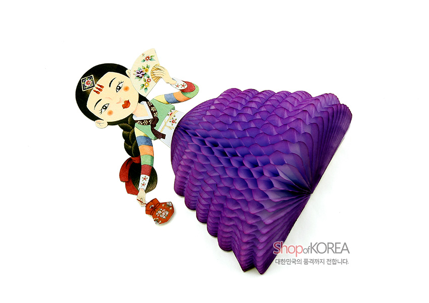[텍스트: Shop of KOREA 대한민국의 품격까지 전합니다.] 색동 저고리와 보라색 허니콤 종이치마가 어우러진 한복 입체 카드, 꽃문양 부채와 복주머니 장식 특징의 일러스트 카드 디자인