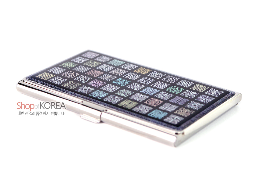 [텍스트: Shop of KOREA 대한민국의 품격까지 전합니다.] 금속 테두리 위 흑색 바탕에 자개 상감 기법으로 다채로운 사각 전서체 한자 문양을 격자 배열한 명함집 이미지 설명