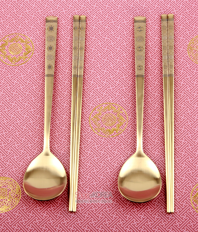 [텍스트: ShopKOREA] 금빛 티타늄 재질 수저와 젓가락 2인 세트, 손잡이에 십장생과 기하학 문양을 정교한 음각으로 장식한 전통 금속 공예 디자인