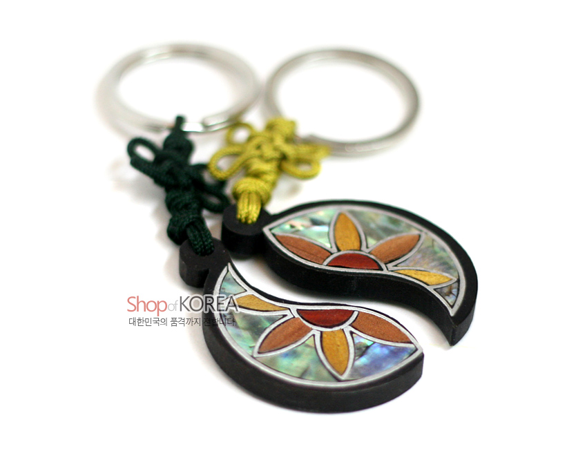 [텍스트: Shop of KOREA / 대한민국의 품격까지 전합니다] 흑단 반달형 열쇠고리에 자개 상감 연꽃 문양 장식, 녹색·노랑 전통 매듭과 금속 고리 구성